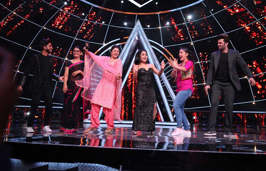 Kumar Sanu and Patiala Babes cast on Indian Idol