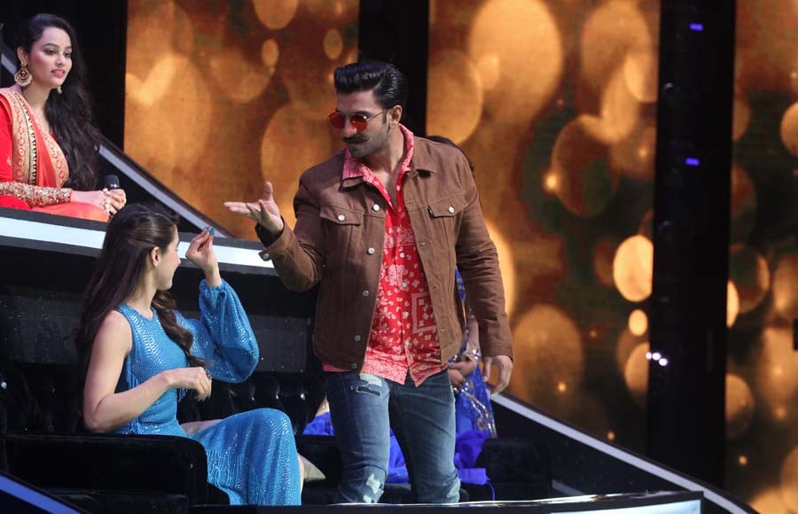  Ranveer Singh and Sara Ali Khan grace the sets of Sa Re ga Ma Pa