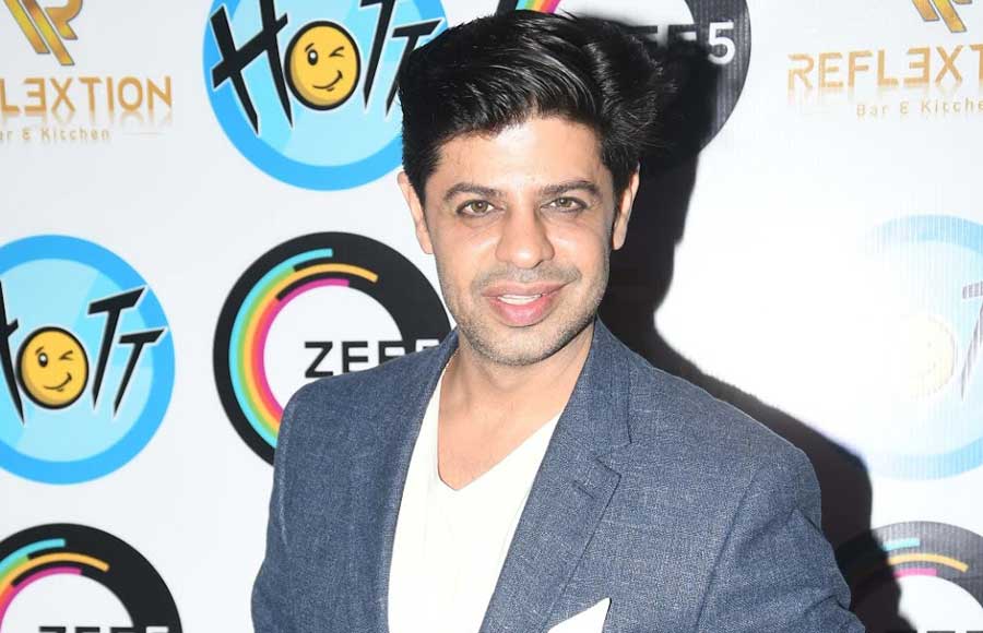 Karan Veer Mehra hosts a bash for Hott Studios