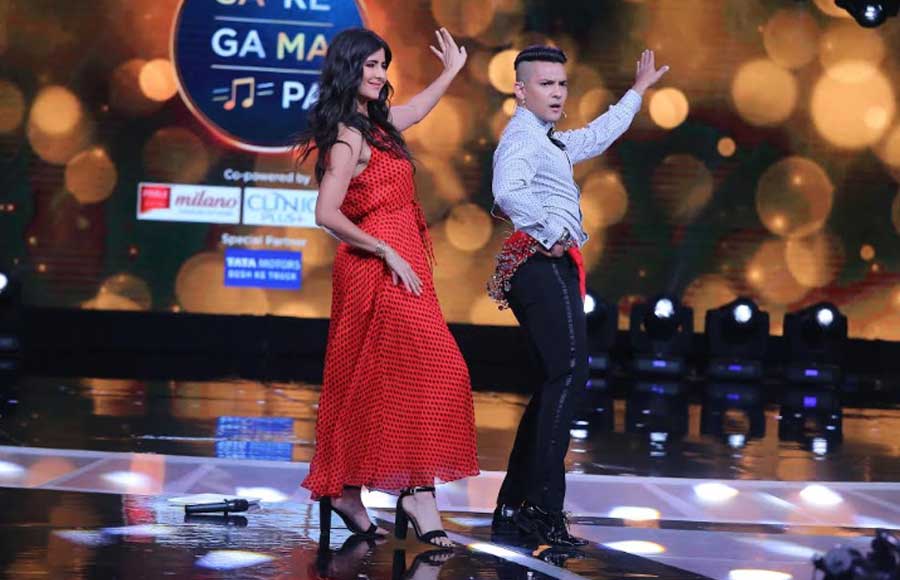 Aditya Narayan's belly dance for Katrina Kaif on Sa Re Ga Ma Pa sets