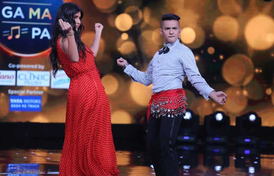 Aditya Narayan's belly dance for Katrina Kaif on Sa Re Ga Ma Pa sets