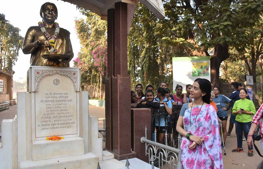 Amrita Rao dons Meenaitai Thackeray's look to promote Thackeray