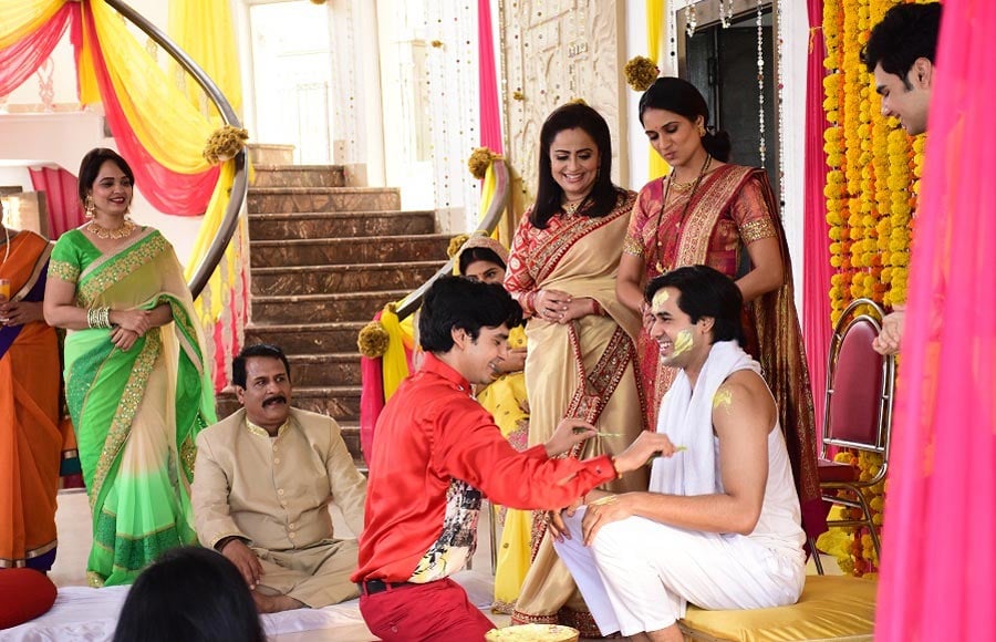 Randeep has a 'Haldi wali Holi' moment on the sets of Yeh Un Dinon Ki Baat Hai