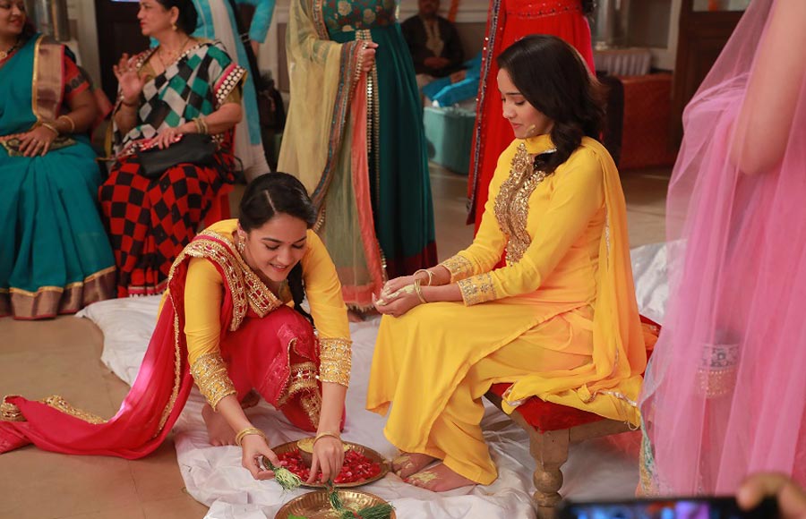 Randeep has a 'Haldi wali Holi' moment on the sets of Yeh Un Dinon Ki Baat Hai