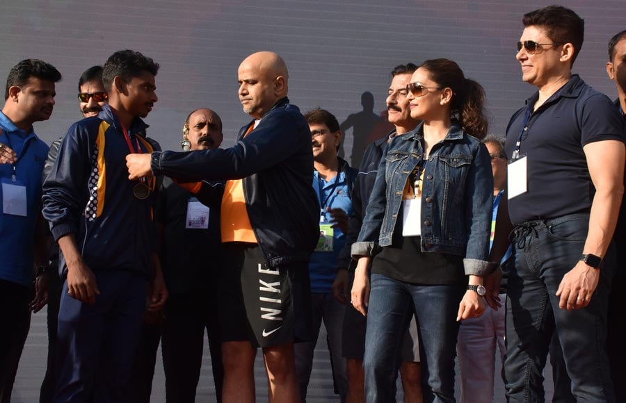 Madhuri Dixit encourged the parcipantats on the Parinee Juhu Half Marathon