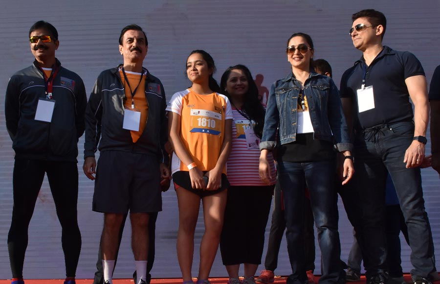 Madhuri Dixit encourged the parcipantats on the Parinee Juhu Half Marathon