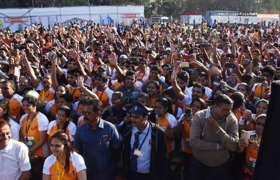 Madhuri Dixit encourged the parcipantats on the Parinee Juhu Half Marathon