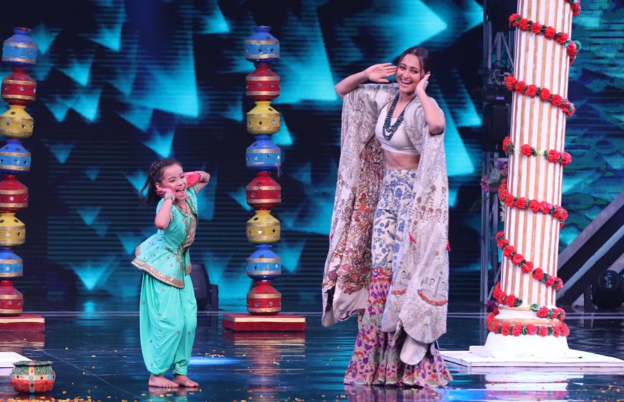 Kalank actors grace the sets of Super Dancer 3