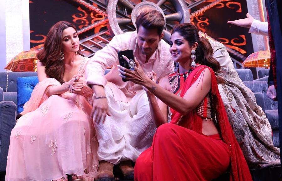 Kalank actors grace the sets of Super Dancer 3