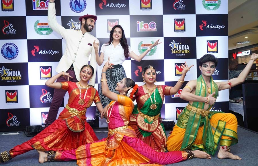 Bhagyashree and Sandip Soparrkar Unveils India Dance Week Season 6 trophy