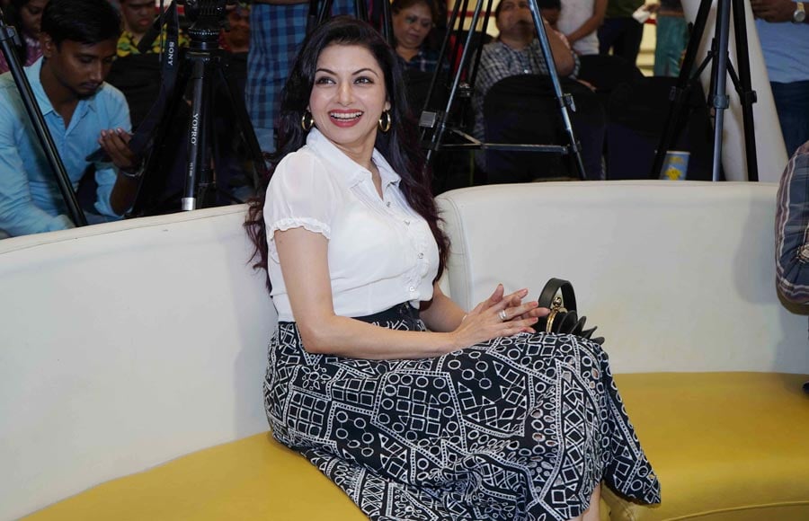 Bhagyashree and Sandip Soparrkar Unveils India Dance Week Season 6 trophy