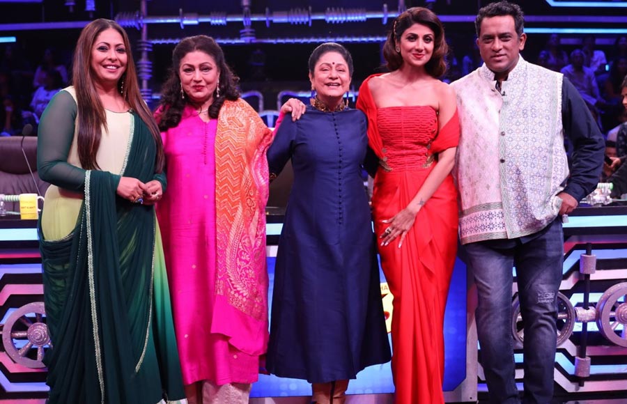 Aruna Irani and Bindu have a gala time on the sets of Super Dancer 