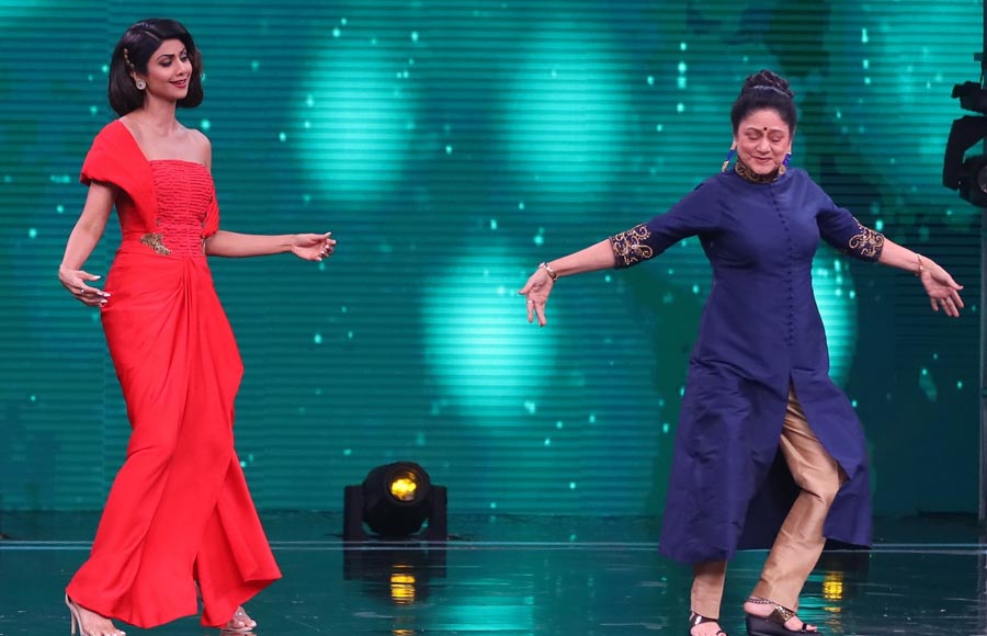 Aruna Irani and Bindu have a gala time on the sets of Super Dancer 