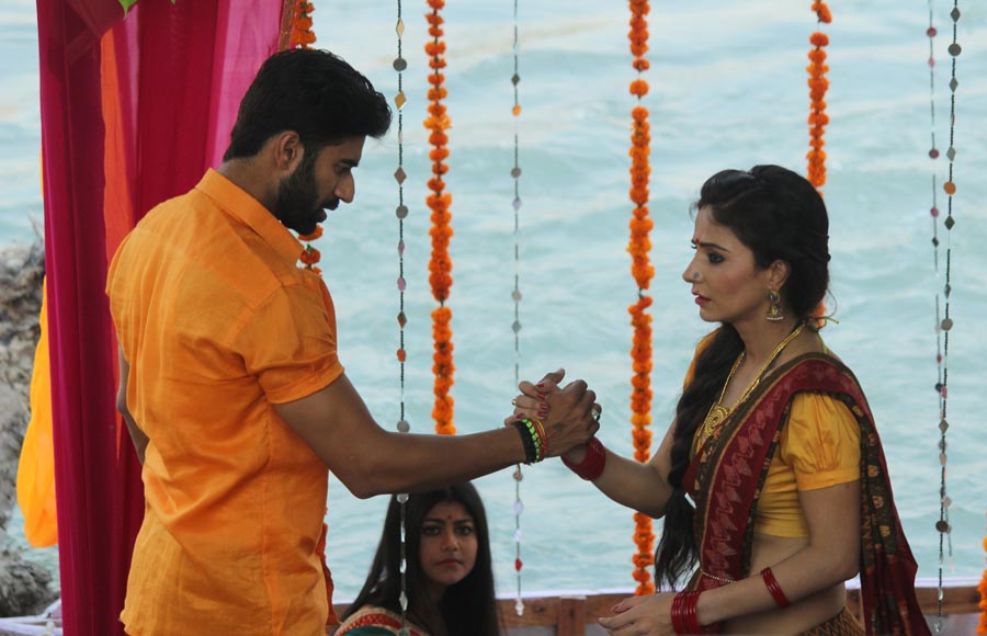 Check out these sizzling behind the scene pictures from Gandii Baat 3