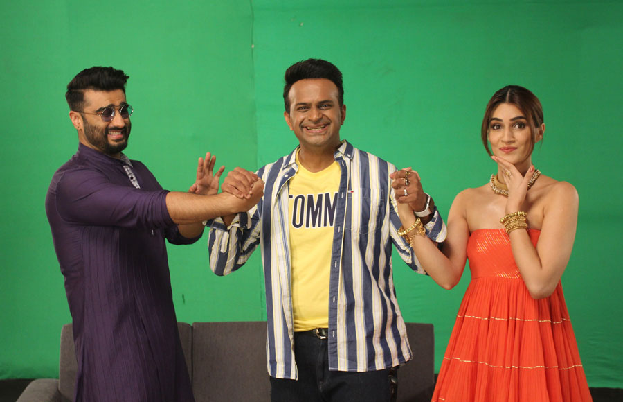 Arjun Kapoor and Kriti Sanon on Zee Tv's Pro Music Countdown 