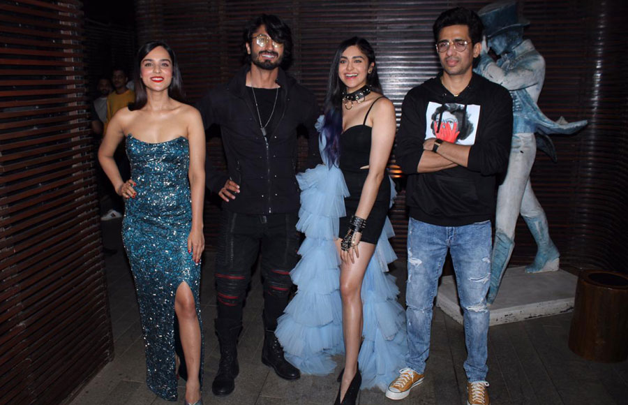 Vidyut Jammwal along with the team celebrates Commando 3 Success