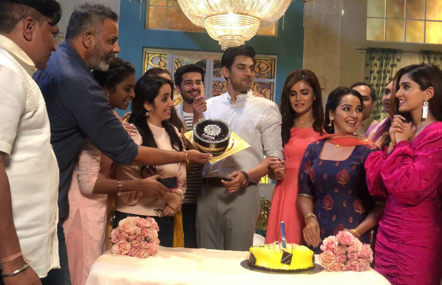 Harsh Nagar's birthday celebration on sets of Kartik Purnima 