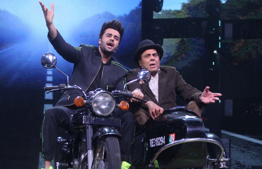 In pics: Maniesh Paul recreate Jai Veeru scene with Dharmendra on Li'l Champs