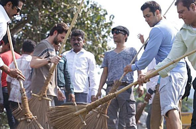 Salman turns sweeper for Narendra Modi's Swachh Bharat