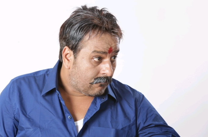 Move over Ranbir Kapoor. This man will easily bewilder you as Sanju Ranbir Kapoor