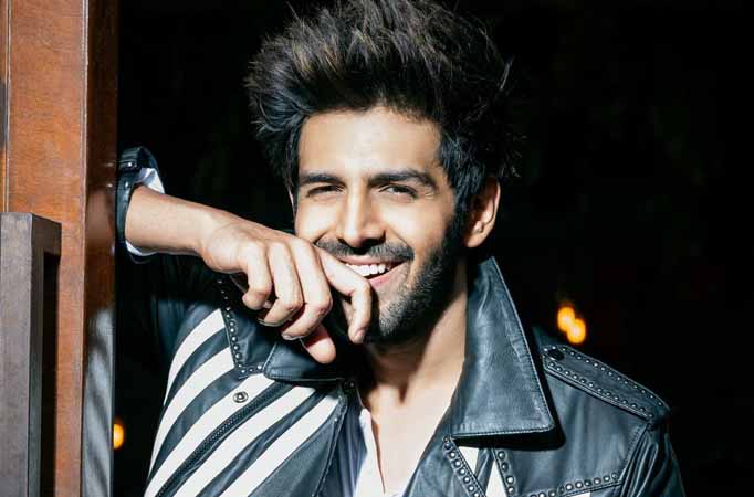 Fans go berserk on catching a glimpse of Pati Patni Aur Woh actor Kartik Aaryan 