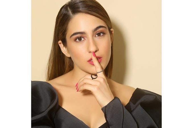 Check out how Sara Ali Khan adorably blows kisses to little kids