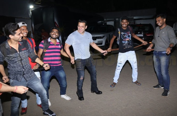 Dabangg 3 star Salman Khan performs Munna Badnaam Hua’s hook step with photographers 