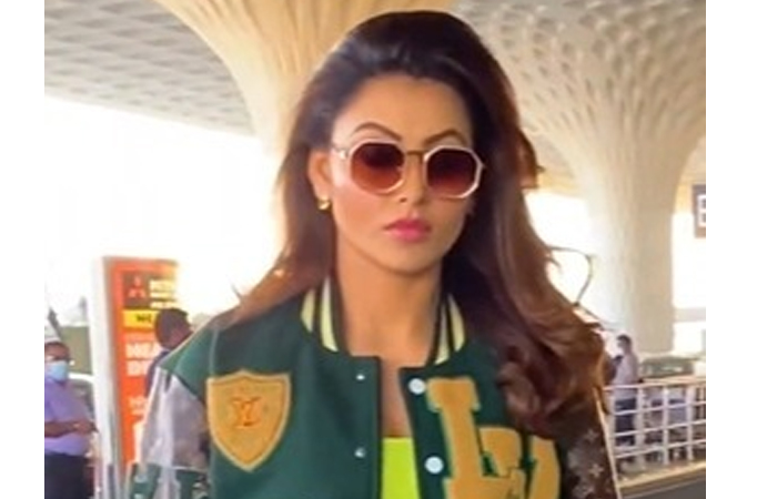 Urvashi Rautela To Ring In her Birthday Celebration At Maldives Gets Spotted In The Sporty Look At The Mumbai Airport - Check Th