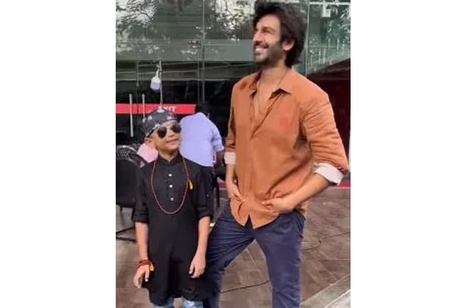 Kartik Aaryan has an adorable fan moment with little 'Rooh Baba'