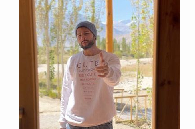 Siddhant Chaturvedi flaunts his uber cool dance moves in the midst of mountains; Watch video!