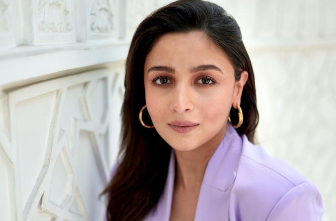 Alia Bhatt makes her first appearance post the delivery of Raha; netizens say, “Itni jaldi itni slim bhi hogayi” 