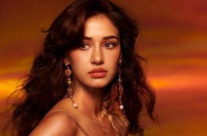 “Isko aise kapde mein thand kyon nahin lagti” netizens trolls Disha Patani on her latest public appearance 