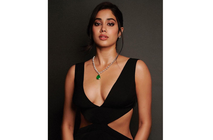 “Clearly she is looking very uncomfortable” netizens trolls Janhvi Kapoor and her latest outfit