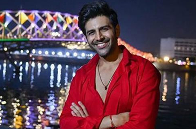 Foodie Kartik Aaryan poses with massive Gujarati thalis