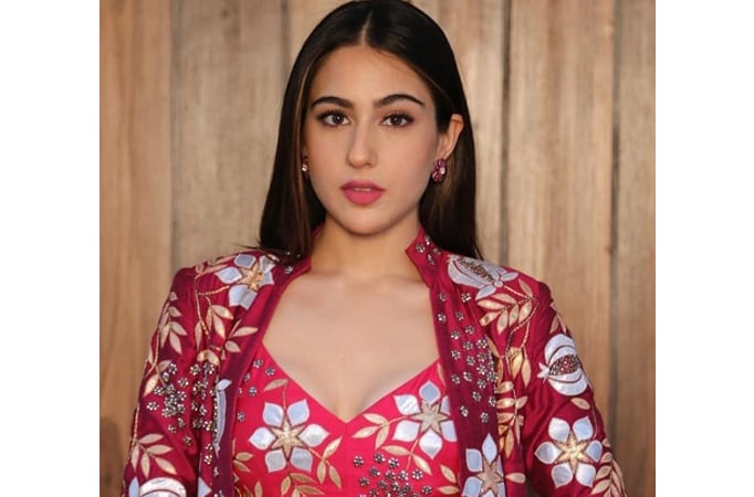 Sara Ali Khan gets trolled as she runs inside a building; netizens say, "Makeup nhi kiya tha"