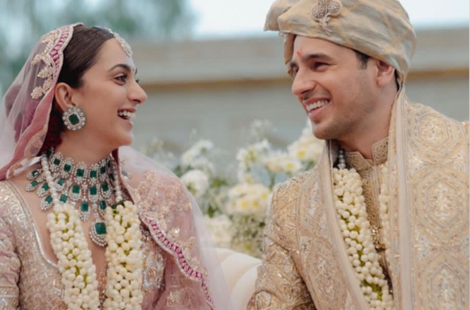 Sidharth Malhotra and Kiara Advani dance to the beats of the dhol as they enter his Delhi home