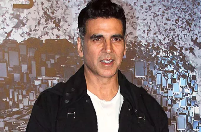 "Cringe, park ka chapri lag rahe ho please stop doing all this" netizens on the latest video of Akshay Kumar