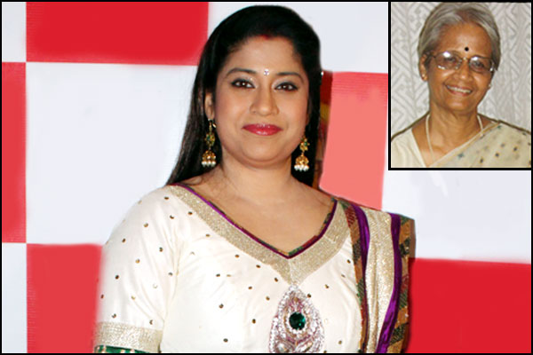 Renuka Shahane and her mother Shanta Gokhale