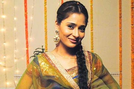 Sara Khan (Mona)