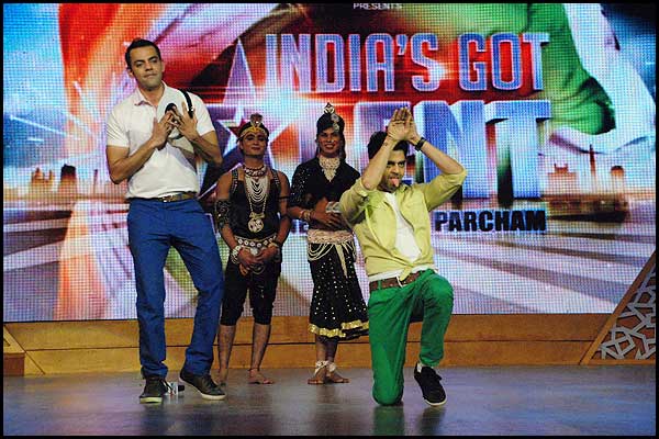 Manish doing Nagin dance with the group