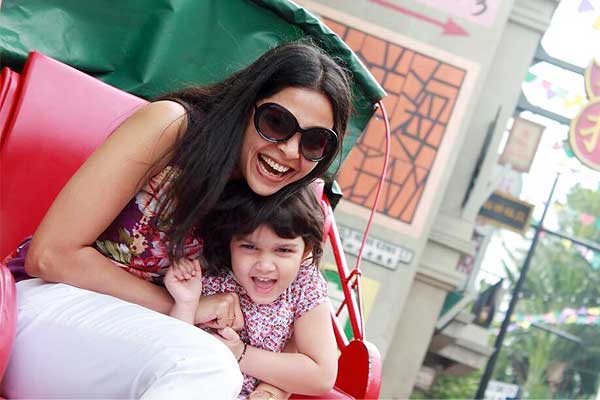 Manasi Salvi with her daughter Omisha