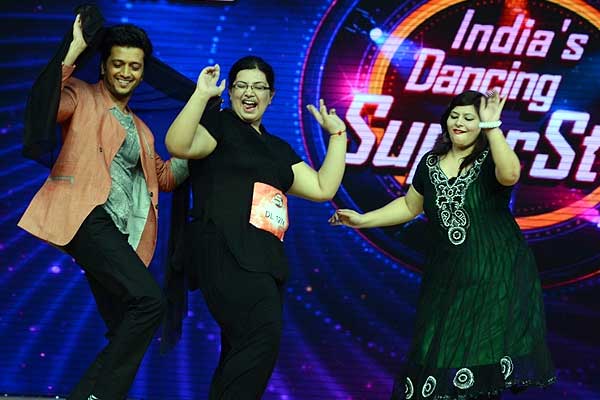 Riteish Deshmukh shakes a leg with contestants on India