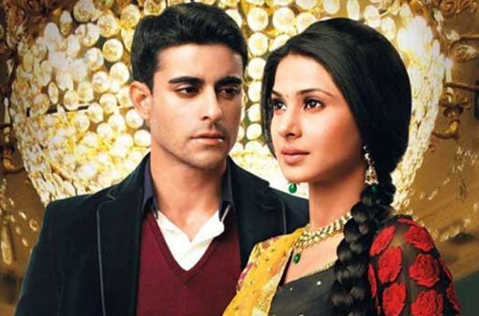  Saras and Kumud (Jennifer Winget)