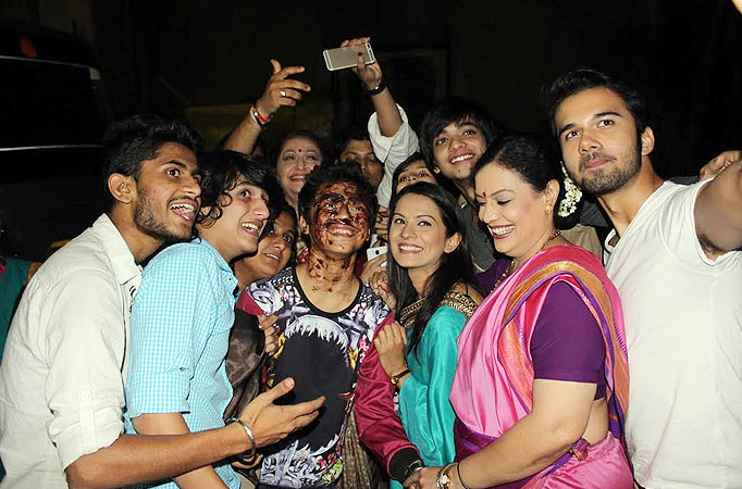 Bonding and revelry on the sets of Itna Karo Na Mujhe Pyar 