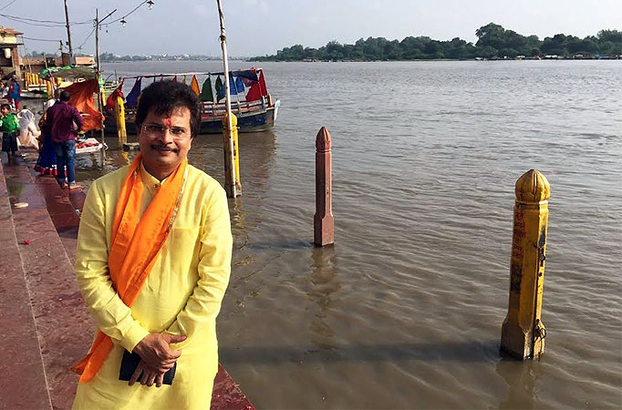 7 years for Taarak Mehta; Producer Asit Modi visits Mathura temple 