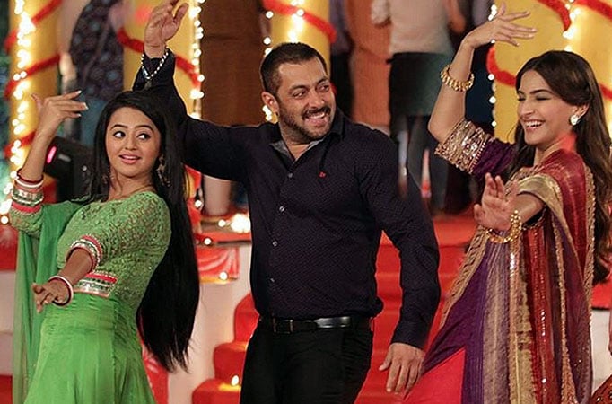 Helly Shah with Salman Khan and Sonam Kapoor