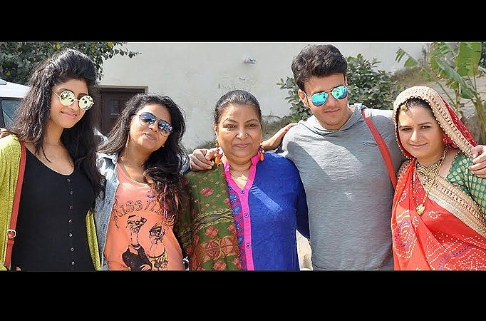 Aniruddh, Vindhya, Supriya, Abha and Neetu in Mann Mein Hai Vishwas 