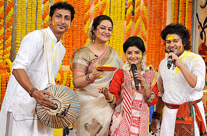 Singers Aditi-Rishi celebrate #Holi at Zee Bangla's Rannaghar