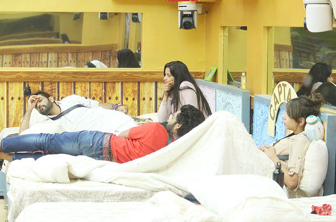 Mona, Manveer and Manu caught bitching about Rohan