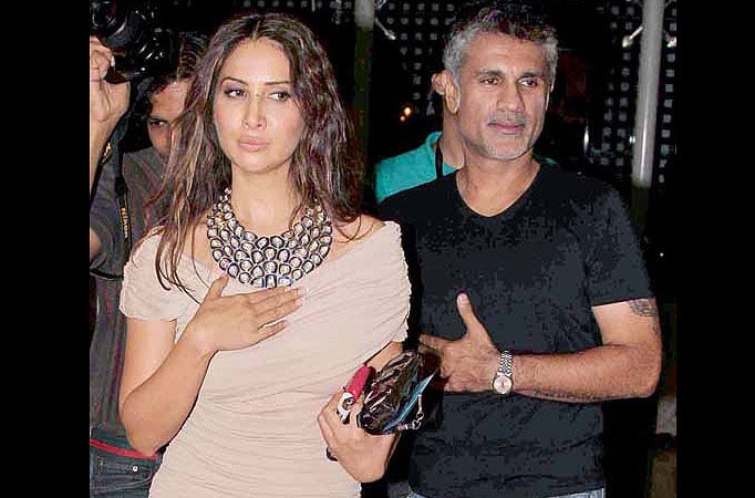 Is Kim Sharma cheating on her hubby with designer Arjun Khanna? 